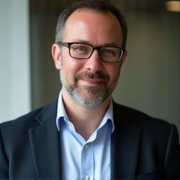 Porträt von Lukas Berger, Chefredakteur bei Asvi Tourism